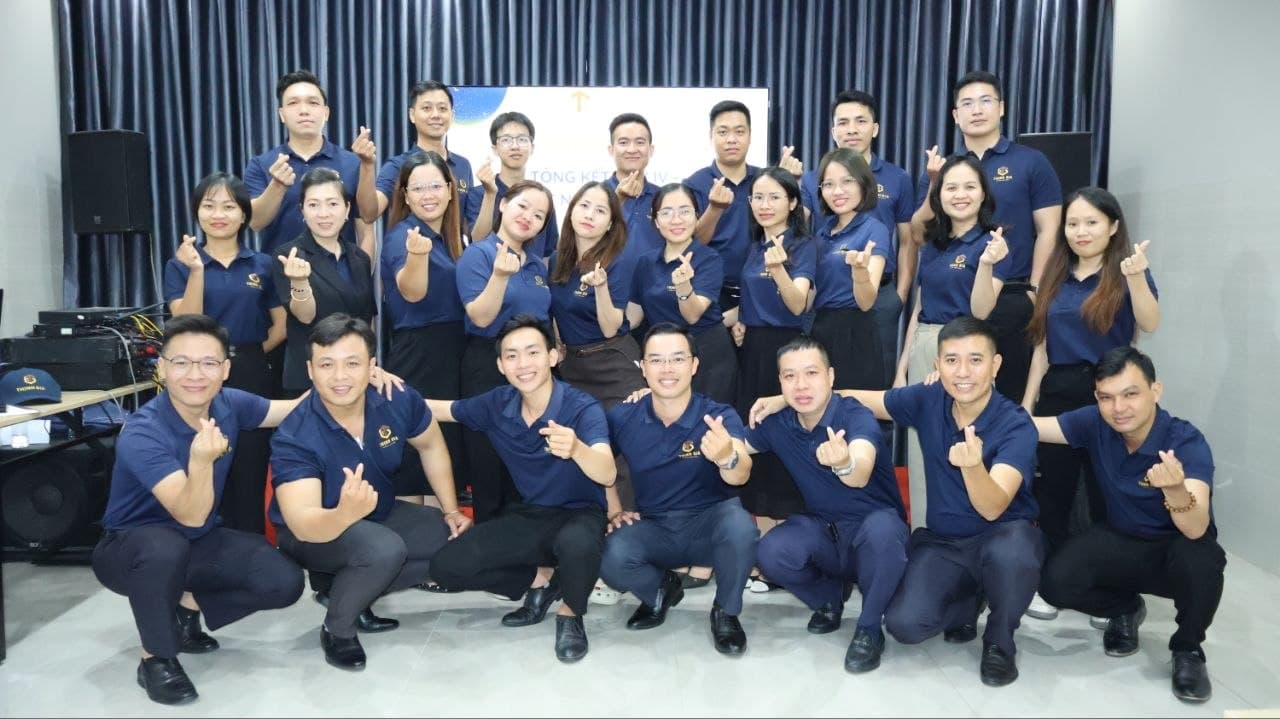 Một bàn tư vấn có người kiểm giá, người rà hồ sơ, người đọc thị trường